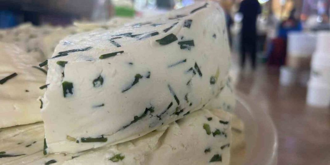 Sezon erken açıldı, yağışlar bereket getirdi! Taze otlu peynir 400 TL’ye tezgahta 1